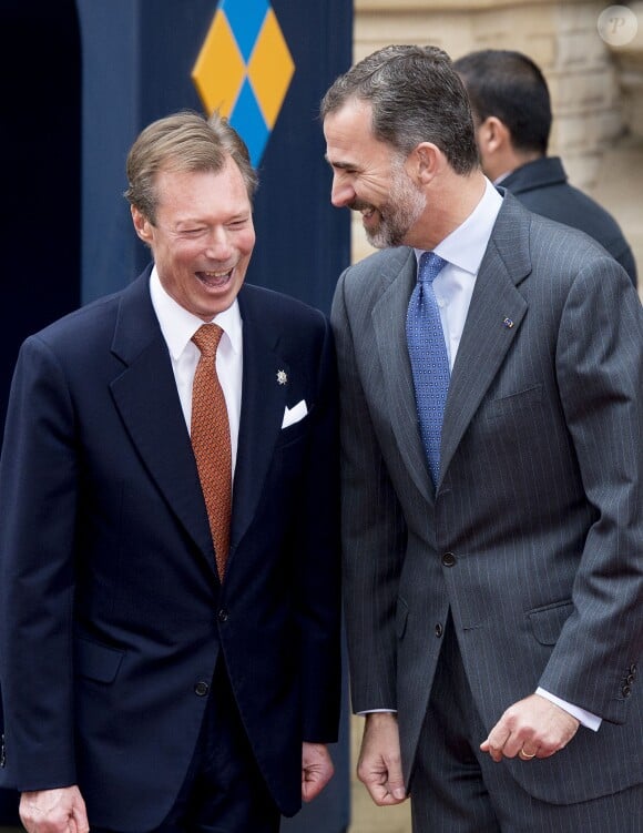 Felipe et Henri très complices lors de la cérémonie officielle de bienvenue. Le roi Felipe VI et la reine Letizia d'Espagne étaient le 11 novembre 2014 en visite officielle au Luxembourg, accueillis par le grand-duc Henri, la grande-duchesse Maria Teresa, qui se remet d'une opération au genou, le grand-duc héritier Guillaume et la princesse Stéphanie.