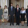 Photo de groupe officielle lors de la cérémonie de bienvenue. Le roi Felipe VI et la reine Letizia d'Espagne étaient le 11 novembre 2014 en visite officielle au Luxembourg, accueillis par le grand-duc Henri, la grande-duchesse Maria Teresa, qui se remet d'une opération au genou, le grand-duc héritier Guillaume et la princesse Stéphanie.