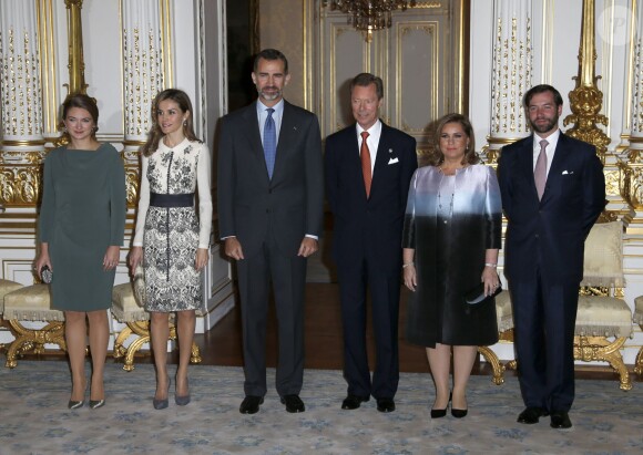 Photo de groupe officielle lors de la cérémonie de bienvenue. Le roi Felipe VI et la reine Letizia d'Espagne étaient le 11 novembre 2014 en visite officielle au Luxembourg, accueillis par le grand-duc Henri, la grande-duchesse Maria Teresa, qui se remet d'une opération au genou, le grand-duc héritier Guillaume et la princesse Stéphanie.