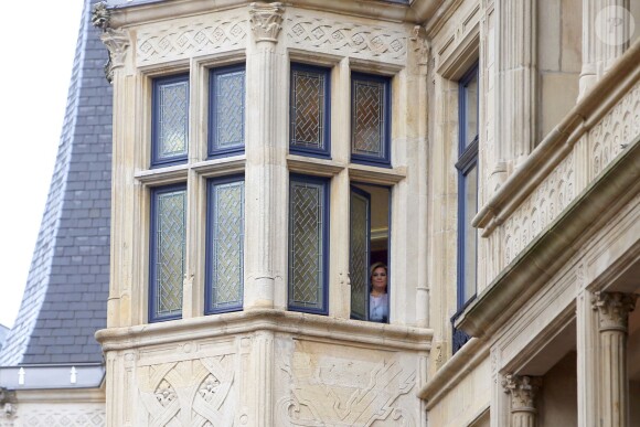 Maria Teresa de Luxembourg suit la cérémonie depuis les fenêtres du palais... Le roi Felipe VI et la reine Letizia d'Espagne étaient le 11 novembre 2014 en visite officielle au Luxembourg, accueillis par le grand-duc Henri, la grande-duchesse Maria Teresa, qui se remet d'une opération au genou, le grand-duc héritier Guillaume et la princesse Stéphanie.