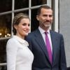 Le roi Felipe VI et la reine Letizia d'Espagne en visite officielle à Bruxelles, le 12 novembre 2014, accueillis par leurs amis Philippe et Mathilde de Belgique.