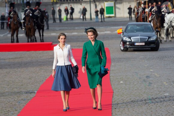 Letizia d'Espagne et Mathilde de Belgique, deux reines d'élégance sur tapis rouge, à Bruxelles, le 12 novembre 2014, lors de la visite officielle du couple royal espagnol.