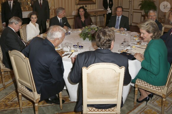 Le roi Felipe VI et la reine Letizia d'Espagne ont déjeuner avec le roi Philippe et la reine Mathilde de Belgique au palais royal à Bruxelles le 12 novembre 2014