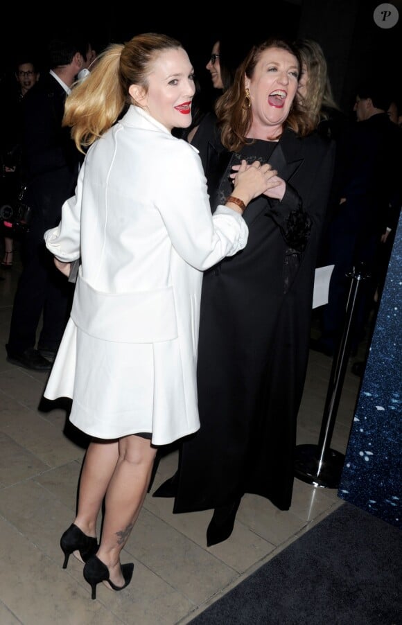 Drew Barrymore et Glenda Bailey (rédactrice en chef du Harper's Bazaar) assistent à la remise du Women's Leadership Award à l'Alice Tully Hall, au Lincoln Center. New York, le 13 novembre 2014.