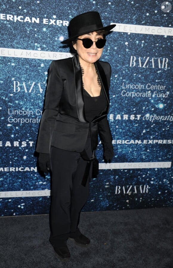 Yoko Ono assiste à la remise du Women's Leadership Award à l'Alice Tully Hall, au Lincoln Center. New York, le 13 novembre 2014.