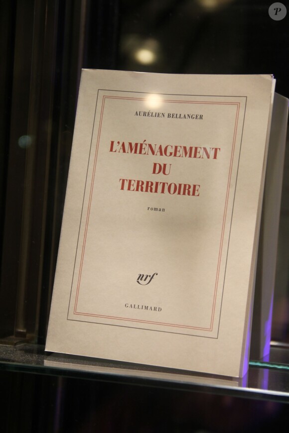 Le livre d'Aurélien Bellanger (lauréat du prix de Flore) - Soirée des 20 ans du prix de Flore au Café de Flore à Paris le 13 novembre 2014. Le prix à été décerné à Aurélien Bellanger pour son roman "L'Aménagement du territoire".