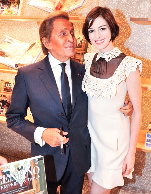 Valentino Garavani et Anne Hathaway lors du lancement du livre de Valentino Garavani à New York, le 6 novembre 2014.