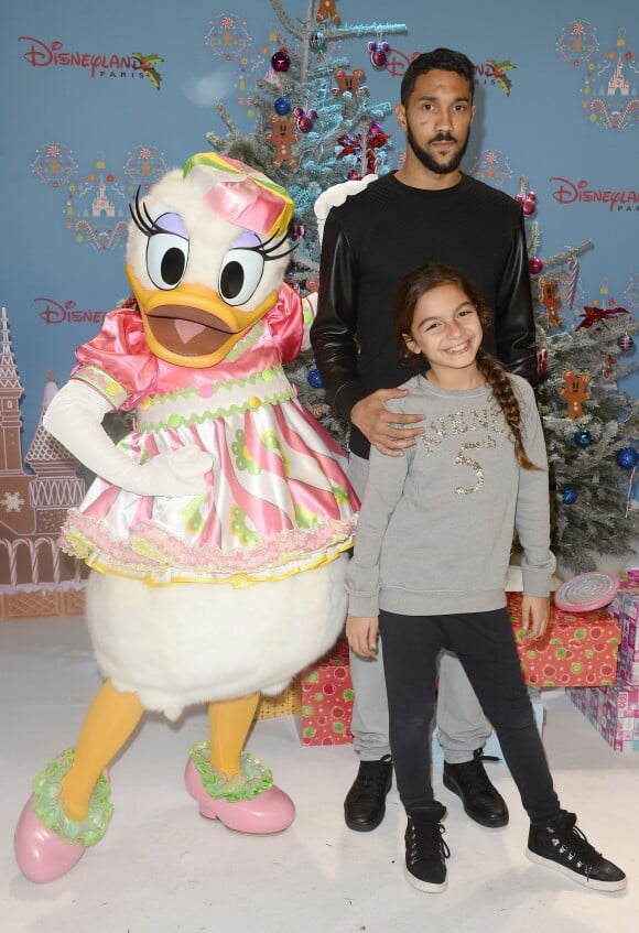 Gaël Clichy assiste au lancement des festivités de Noël à Disneyland Paris, à Marne-la-Vallée, le samedi 15 novembre 2014.