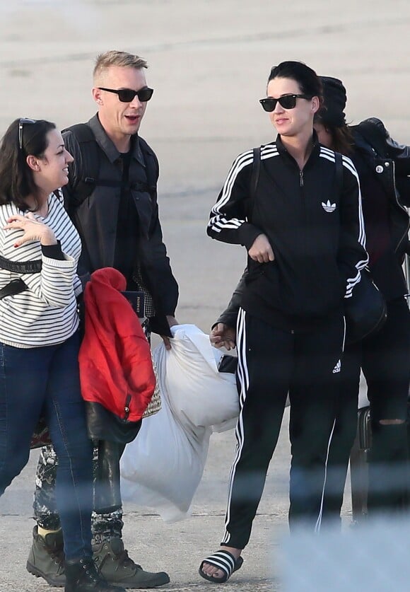 Exclusif - Katy Perry arrive avec le DJ Diplo (Wesley Pentz), ses amis et des membres de sa famille (70 personnes au total) en jet privé à l'aéroport du Bourget le 26 octobre 2014, en provenance de Marrakech au Maroc ou elle à fêté son trentième anniversaire. 