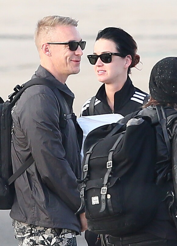 Exclusif - Katy Perry arrive avec le DJ Diplo (Wesley Pentz de son vrai nom), ses amis et des membres de sa famille (70 personnes au total) en jet privé à l'aéroport du Bourget le 26 octobre 2014, en provenance de Marrakech au Maroc ou elle à fêté son trentième anniversaire. 