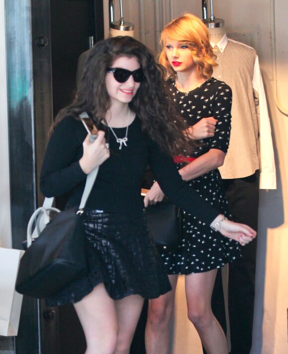 Les chanteuses Lorde et Taylor Swift font du shopping à West Hollywood, le 23 février 2014.