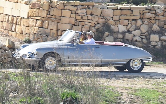 Exclusif - Brad Pitt et Angelina Jolie, dans une Citroën DS décapotable, pendant le tournage de "By the sea" sur l'île de Gozo à Malte le 9 novembre 2014.