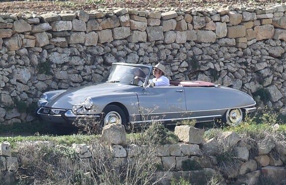 Exclusif - Brad Pitt au volant d'une Citroën DS décapotable, pendant le tournage de "By the sea" sur l'île de Gozo à Malte le 9 novembre 2014.