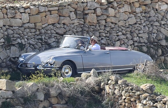 Exclusif - Brad Pitt et Angelina Jolie, dans une Citroën DS décapotable, pendant le tournage de "By the sea" sur l'île de Gozo à Malte le 9 novembre 2014.