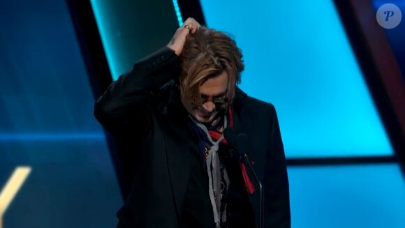 Johnny Depp, peut-être ivre, balbutie pendant les 18e Hollywood Film Awards, Los Angeles, le 14 novembre 2014. (capture d'écran)