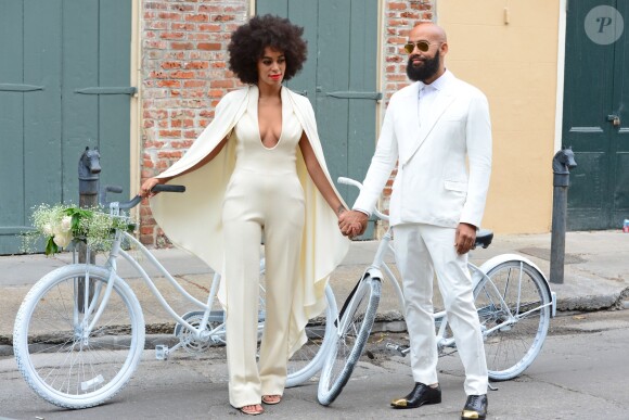 Solange Knowles et Alan Ferguson ont choisi de prendre des vélos à la place d'une limousine afin de rejoindre leurs invités, parmi lesquels se trouvent Beyoncé, son mari Jay-Z et leur fille Blue Ivy après leur mariage à la Nouvelle-Orléans, le 16 novembre 2014.