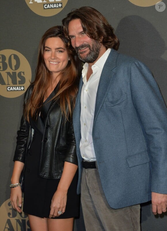 Frédéric Beigbeder et sa femme Lara Micheli lors de la soirée des 30 ans de Canal + au Palais de Tokyo à Paris, le 4 novembre 2014. Le couple s'est marié aux Bahamas en avril 2014.