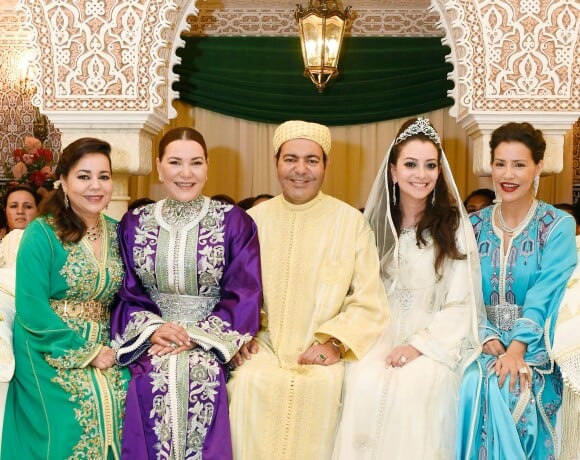 Les princesses Lalla Asma, Lalla Hasna et Lalla Meryem entourent leur frère le prince Moulay Rachid du Maroc et sa femme Lalla Oum Keltoum lors de leur mariage, le 14 novembre 2014 au palais royal à Rabat, à l'occasion de la cérémonie de La Berza (présentation des mariés).