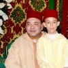 Le roi Mohammed VI du Maroc et son fils le prince héritier Moulay El Hassan lors du mariage du prince Moulay Rachid du Maroc et de Lalla Oum Keltoum, le 14 novembre 2014 au palais royal à Rabat, à l'occasion de la cérémonie de La Berza (présentation des mariés).