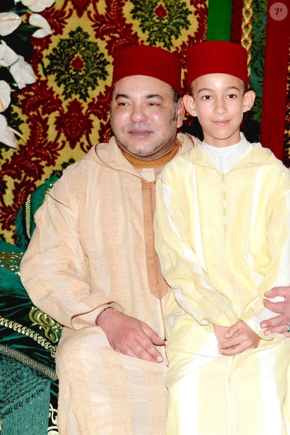 Le roi Mohammed VI du Maroc et son fils le prince héritier Moulay El Hassan lors du mariage du prince Moulay Rachid du Maroc et de Lalla Oum Keltoum, le 14 novembre 2014 au palais royal à Rabat, à l'occasion de la cérémonie de La Berza (présentation des mariés).
