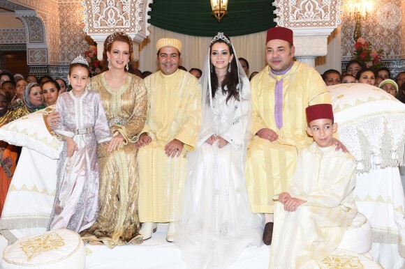 Le roi Mohammed VI du Maroc, son épouse la princesse Lalla Salma et leurs enfants la princesse Lalla Khadija et le prince héritier Moulay El Hassan lors du mariage du prince Moulay Rachid du Maroc et de Lalla Oum Keltoum, le 14 novembre 2014 au palais royal à Rabat, à l'occasion de la cérémonie de La Berza (présentation des mariés).