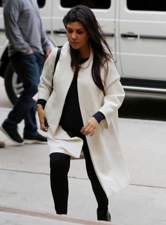 Kourtney Kardashian, enceinte, arrive au restaurant Kate Mantilini à Woodland Hills. Le 17 novembre 2014.