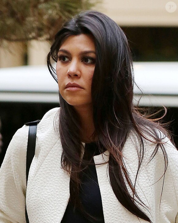 Kourtney Kardashian arrive au restaurant Kate Mantilini à Woodland Hills. Le 17 novembre 2014.