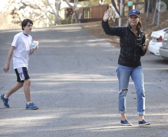Exclusif - Calista Flockhart emmène son fils Liam à une fête d'anniversaire à Brentwood, le 16 novembre 2014.