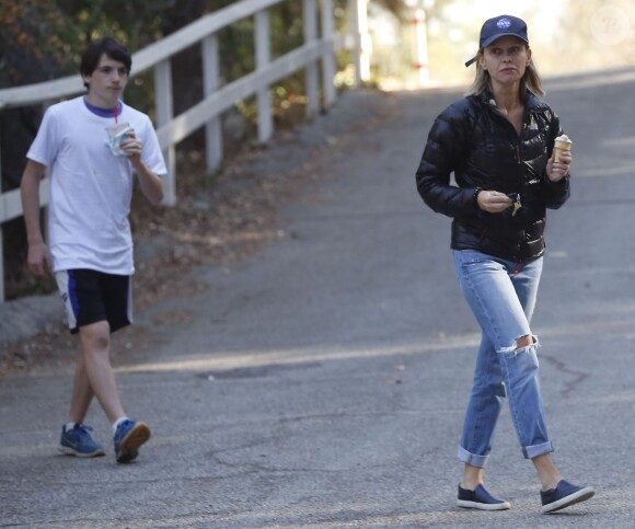 Exclusif - Calista Flockhart emmène son fils Liam à une fête d'anniversaire à Brentwood, le 16 novembre 2014.