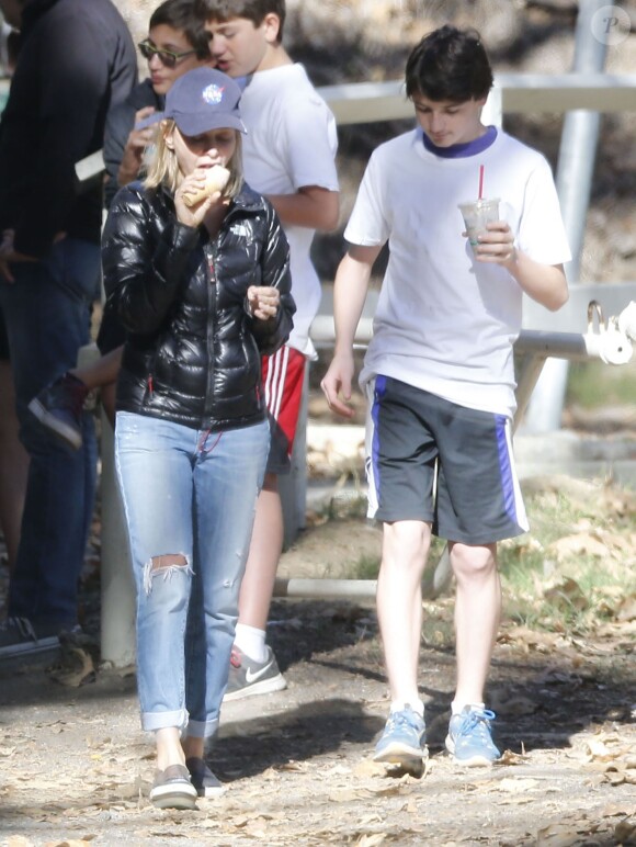 Exclusif - Calista Flockhart emmène son fils Liam à une fête d'anniversaire à Brentwood, le 16 novembre 2014.