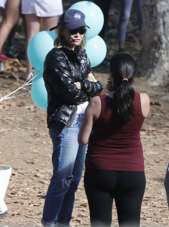 Exclusif - Calista Flockhart emmène son fils Liam à une fête d'anniversaire à Brentwood, le 16 novembre 2014.
