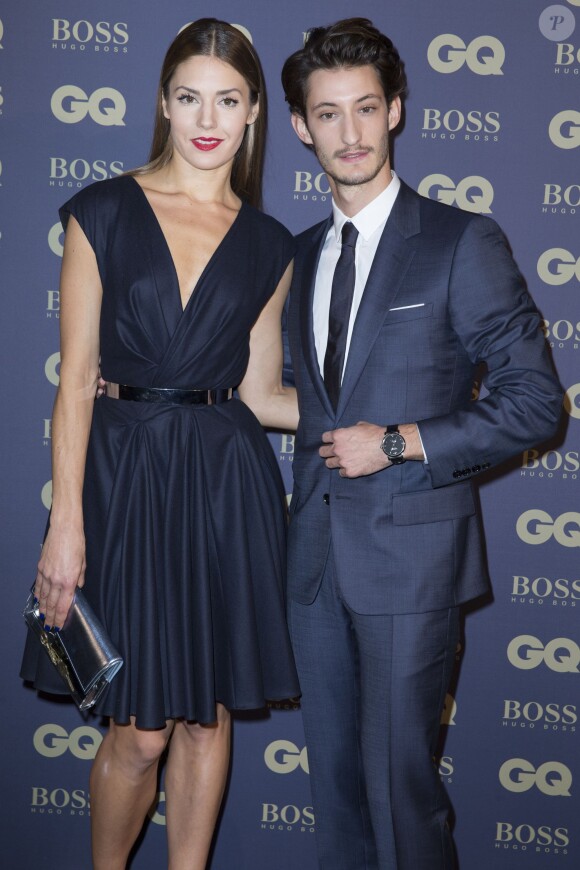 Pierre Niney et sa compagne Natasha Andrews - Soirée "L'homme de l'année GQ 2014" au Musée d'Orsay, à Paris le 19 novembre 2014.
