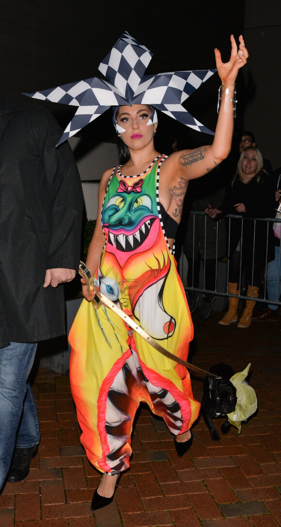 Lady Gaga à la sortie de son hôtel de Manchester, le 19 novembre 2014. 