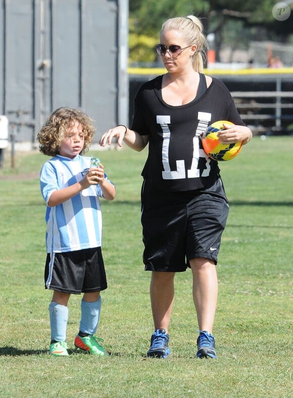 Kendra Wilkinson enceinte avec son fils Hank à Woodland Hills, le 30 mars 2014.