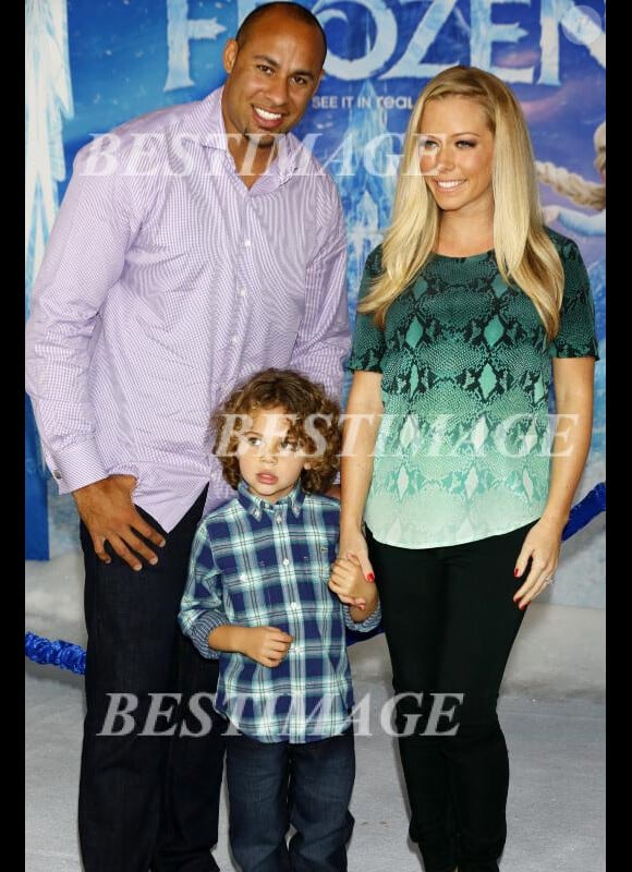 Kendra Wilkinson avec son mari et son fils à Hollywood, le 19 novembre 2013. 