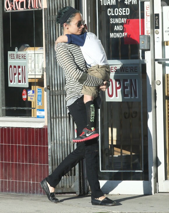 Exclusif - Nicole Richie, son mari Joel Madden et leur fils Sparrow à Los Angeles, le 19 novembre 2014.
