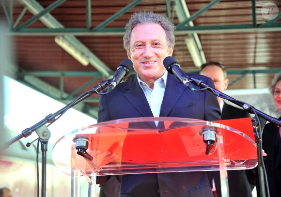 Michel Drucker célèbre ses 50 ans de télévision entouré de ses amis à l'occasion du passage du 'Train De La Télé' en gare de Caen, sa région natale, le 21 octobre 2014.
