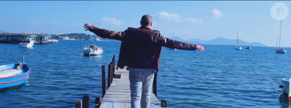 Roméo Sarfati dans "Lève-toi et marche", son nouveau clip, novembre 2014.