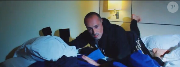 Roméo Sarfati dans "Lève-toi et marche", son clip, novembre 2014.