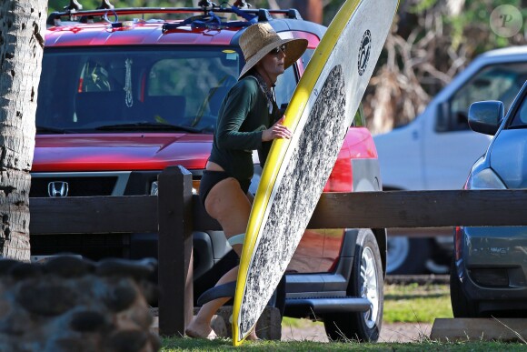 Helen Hunt sportive et sculpturale sur son paddle à Maui, Hawaii, le 21 novembre 2014.