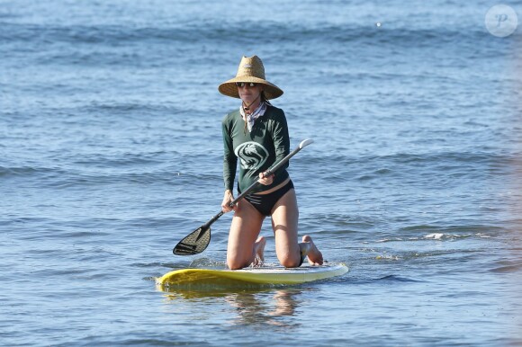 Helen Hunt sportive et sculpturale sur son paddle à Maui, Hawaii, le 21 novembre 2014.