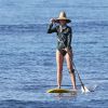 Helen Hunt sportive et sculpturale sur son paddle à Maui, Hawaii, le 21 novembre 2014.