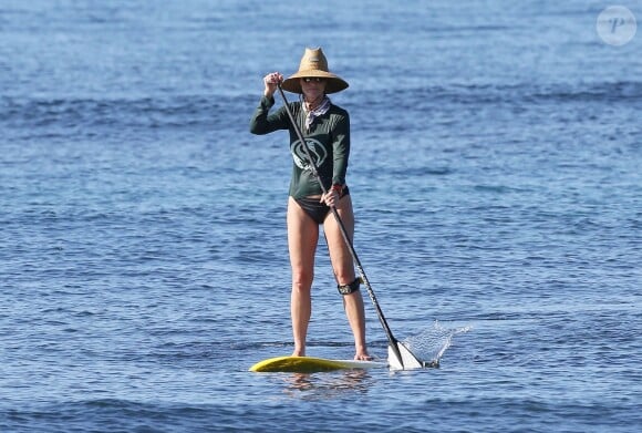 Helen Hunt sportive et sculpturale sur son paddle à Maui, Hawaii, le 21 novembre 2014.