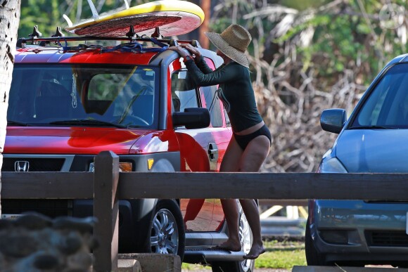 Helen Hunt sportive et sculpturale sur son paddle à Maui, Hawaii, le 21 novembre 2014.
