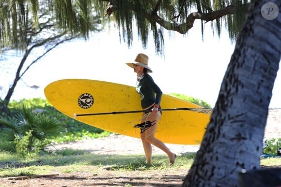 Helen Hunt sportive et sculpturale sur son paddle à Maui, Hawaii, le 21 novembre 2014.