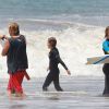 Exclusif - Helen Hunt, son compagnon Matthew Carnahan et leur fille Makena'lei Gordon Carnahan font du surf lors du Memorial Day à Malibu, le 26 mai 2014.