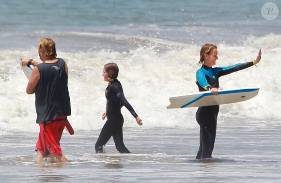 Exclusif - Helen Hunt, son compagnon Matthew Carnahan et leur fille Makena'lei Gordon Carnahan font du surf lors du Memorial Day à Malibu, le 26 mai 2014.