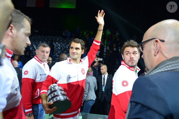 Roger Federer et Stanislas Wawrinka après leur triomphe en Coupe Davis le dimanche 23 novembre 2014 au Stade Pierre Mauroy de Villeneuve d'Ascq