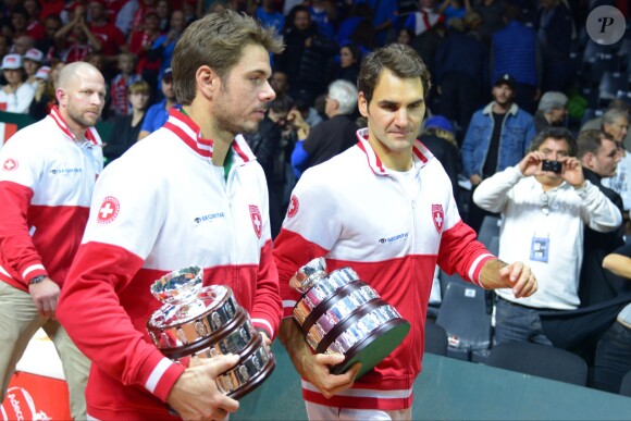 Stanislas Wawrinka et Roger Federer après leur triomphe en Coupe Davis, le 23 novembre 2014 au stade Pierre Mauroy de Villeneuve d'Ascq