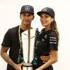 Lewis Hamilton prend la pose avec son trophée de champion du monde au côté de sa belle Nicole Scherzinger, le 24 novembre 2014